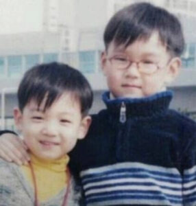 顔画像 ジョングクと兄のエピソード3選 子供時代から仲良しでイケメン Coco Point